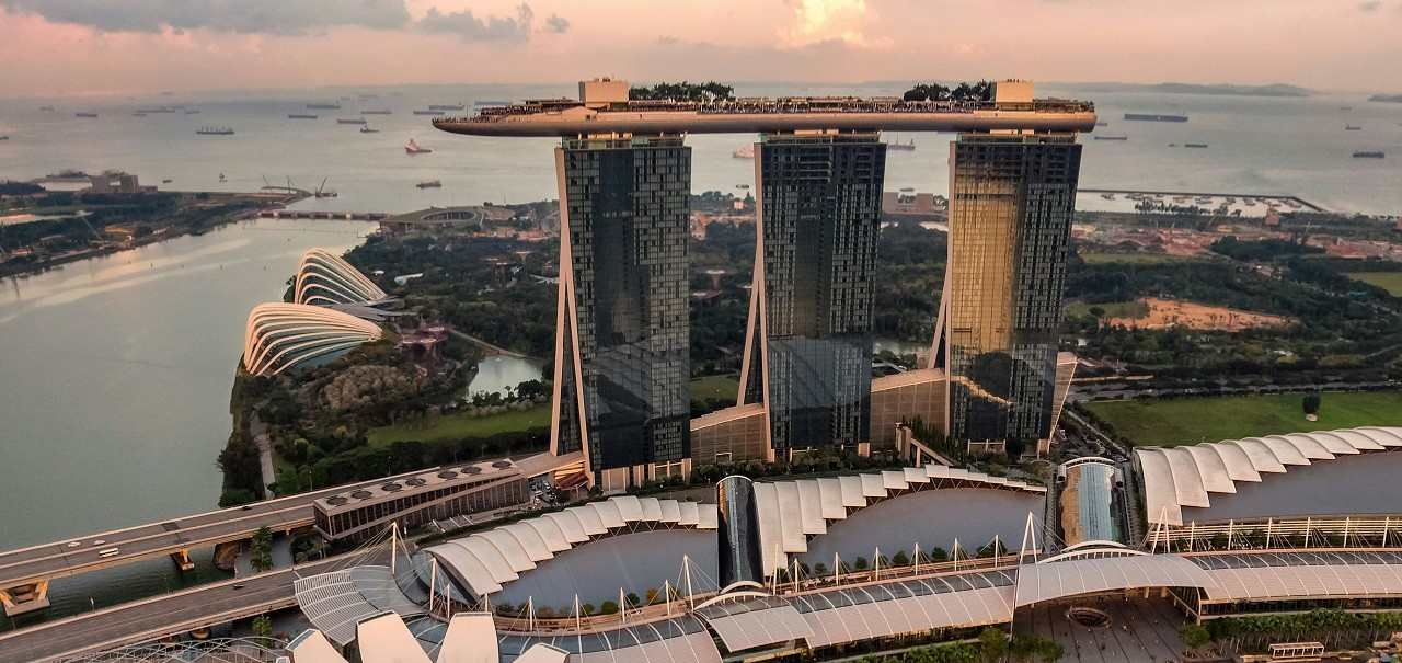 新加坡投资移民GIP 2026最新政策 - 新加坡城市天际线与滨海湾金融区